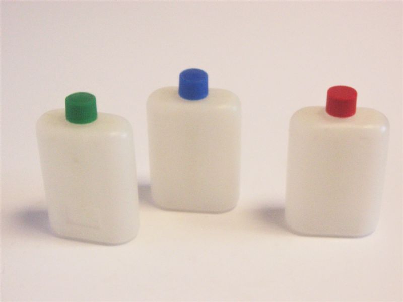 boccetta in plastica antiurto trasparente con tappo di vari colori da 80 ml.