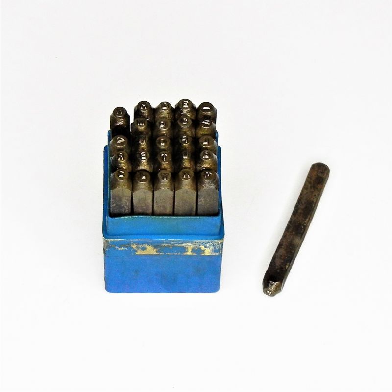punzoni alfabeto in acciaio speciale 25 lettere din 1451 H: mm. 2 x 60