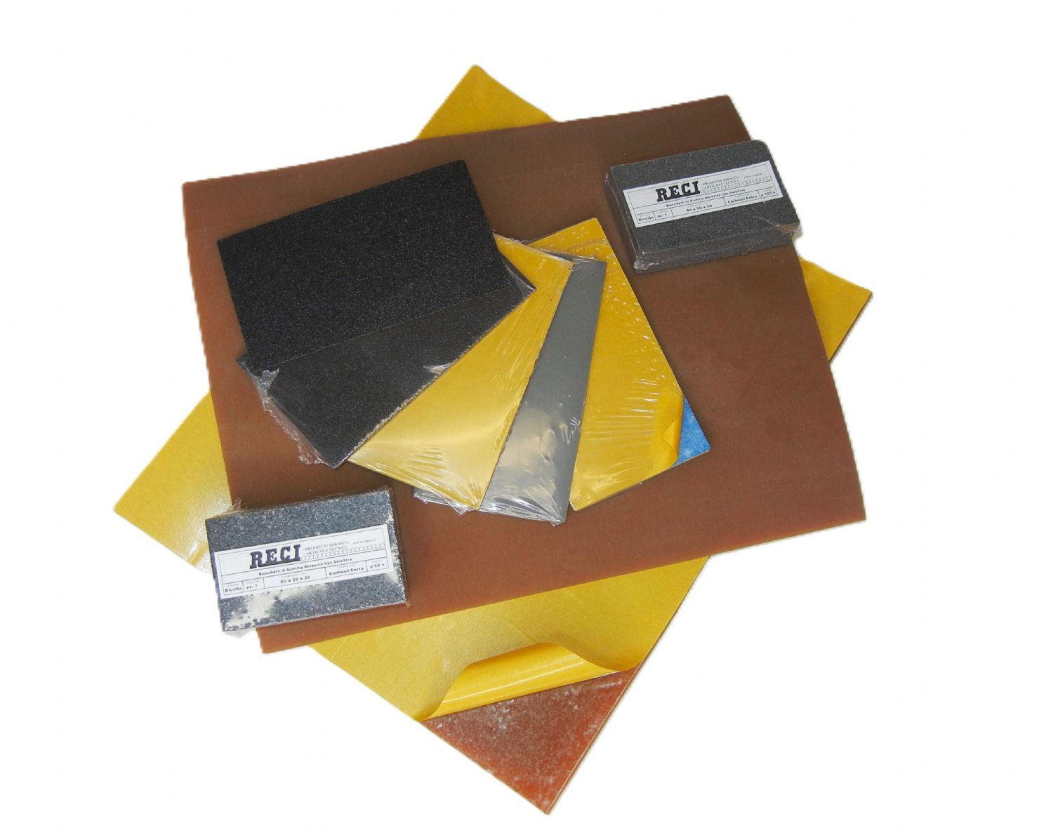 kit per manutenzione finitura affilatura<br />composto da: <br />2 fogli gomma adesiva mm 230 x 280, 4 pacchetti di foglietti adesivi da mm 70 x 125 grana 150, 2000, 3000 , 5000 e 2 blocchi gomma abrasiva (vedi ns articolo) grana 60 e 120.